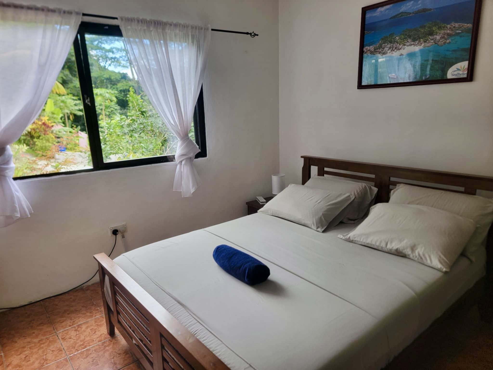 Queen bedroom with palm-leaf bedding