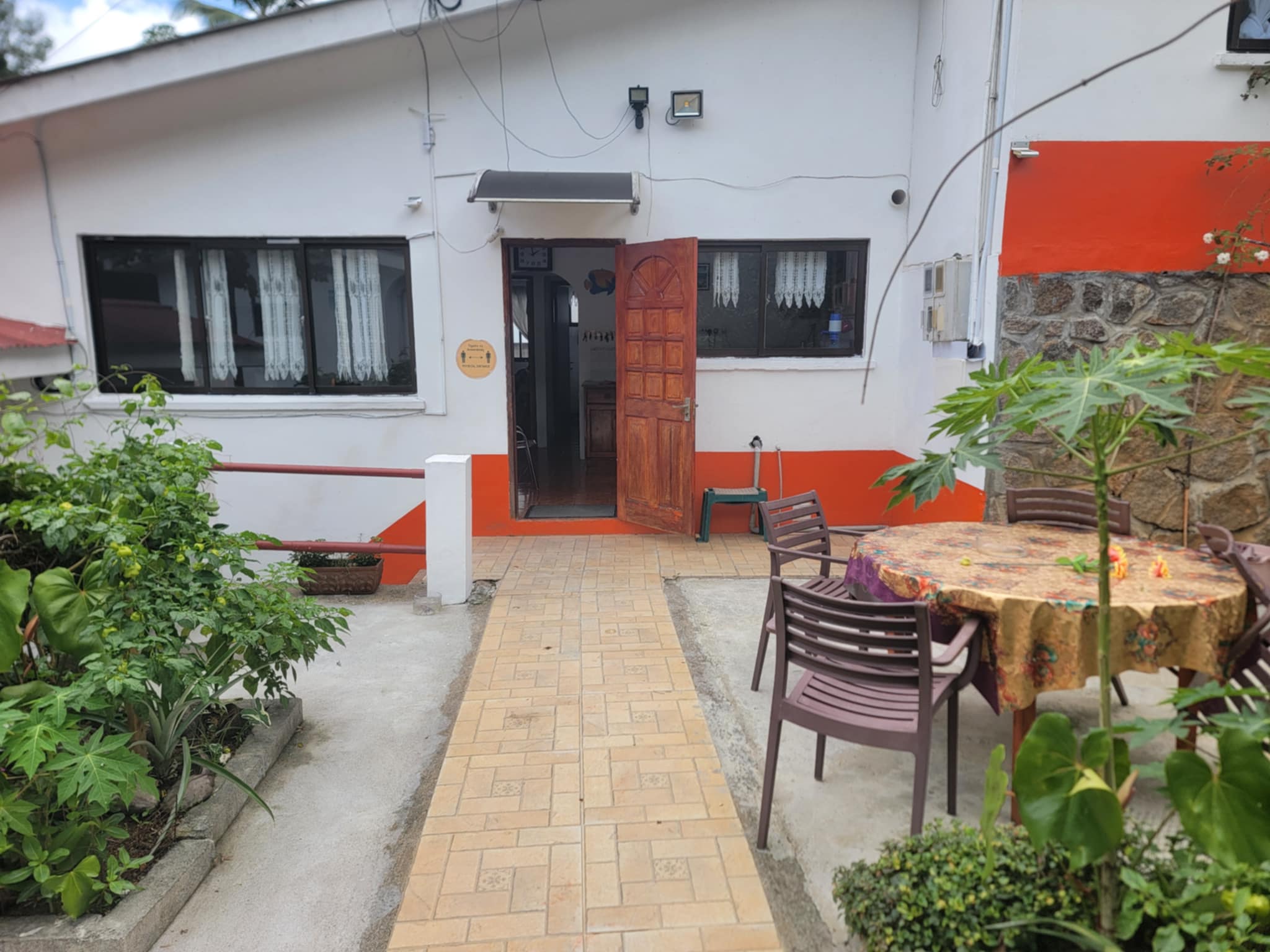Papaya Guesthouse courtyard with outdoor dining